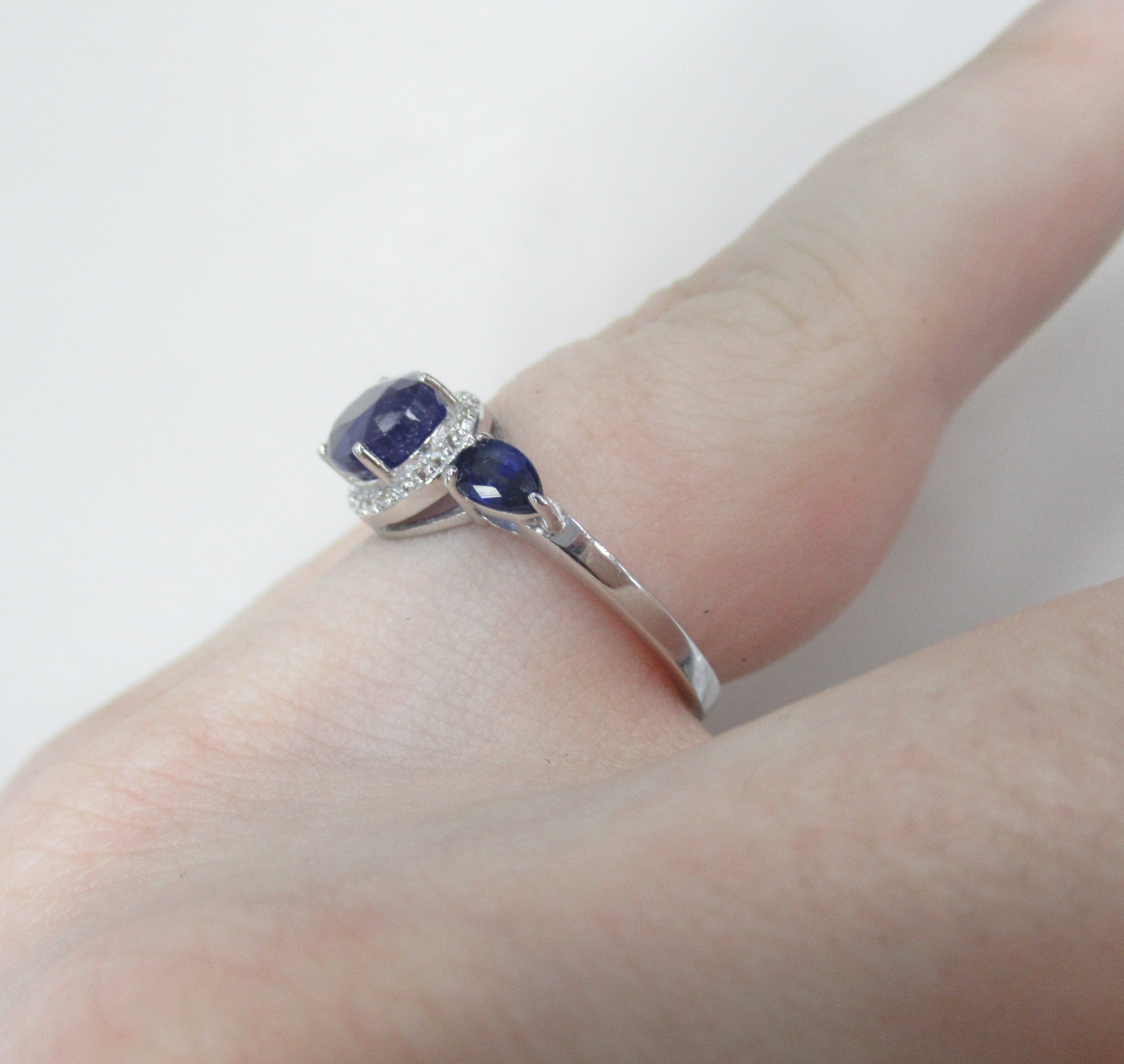 Серебряное кольцо с сапфирами